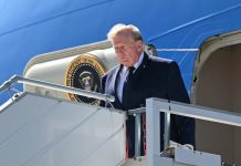 Trump show a un comizio: “Presto dichiarerò lo Stretto di Hormuz territorio degli Usa”