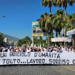 SIT-IN DEI LAVORATORI DE LA SONRISA: «CONSENTITECI DI LAVORARE FINO AL 31 OTTOBRE». IN MILLE LANCIANO UN APPELLO ALLE ISTITUZIONI PER SALVAGUARDARE OCCUPAZIONE E TERRITORIO