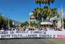 SIT-IN DEI LAVORATORI DE LA SONRISA: «CONSENTITECI DI LAVORARE FINO AL 31 OTTOBRE». IN MILLE LANCIANO UN APPELLO ALLE ISTITUZIONI PER SALVAGUARDARE OCCUPAZIONE E TERRITORIO