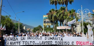 SIT-IN DEI LAVORATORI DE LA SONRISA: «CONSENTITECI DI LAVORARE FINO AL 31 OTTOBRE». IN MILLE LANCIANO UN APPELLO ALLE ISTITUZIONI PER SALVAGUARDARE OCCUPAZIONE E TERRITORIO