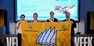 POLLICA È IL MARE PIÙ BELLO D’ITALIA. LA GUIDA BLU 2026 DI LEGAMBIENTE E TOURING CLUB ITALIANO INCORONA IL COMUNE CILENTANO PRIMO NELLA CLASSIFICA NAZIONALE DELLE CINQUE VELE