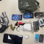 Pozzuoli – Giugliano: Il marsupio con dentro la pistola e la droga nelle mani della bimba di 13 anni per evitare l’arresto dei carabinieri, in manette un 51enne