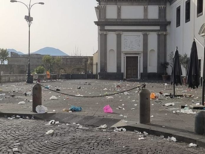 Vomero, piazzale San Martino dopo la notte prima degli esami in passato