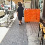 Vomero, via Kerbaker: transito a senso alternato per i pedoni. Un pannello in vetrocemento transennato riduce il passaggio