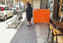 Vomero, via Kerbaker: transito a senso alternato per i pedoni. Un pannello in vetrocemento transennato riduce il passaggio