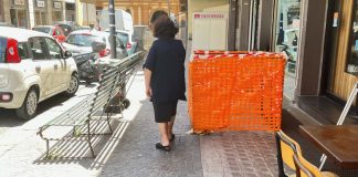 Vomero, via Kerbaker: transito a senso alternato per i pedoni. Un pannello in vetrocemento transennato riduce il passaggio