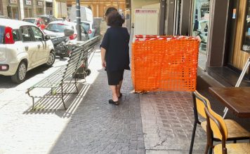 Vomero, via Kerbaker: transito a senso alternato per i pedoni. Un pannello in vetrocemento transennato riduce il passaggio