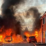 Irlanda del Nord in fiamme, in piazza le proteste contro i migranti. Caos per la tentata decapitazione di un uomo in città