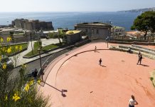 Napoli. Turista precipita dal monte Echia, il giovane caduto dopo un selfie: è gravissimo