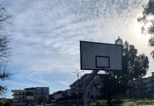 Marano, i ragazzi giocano a basket senza canestro (video) a piazza Libera: il commissario Cardellicchio promette il ripristino