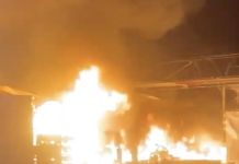 Maxi incendio nella notte a Poggioreale: a fuoco un capannone di prodotti alimentari