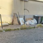 Marano, l’esterno della Amanzio è sempre una discarica. I dipenenti di Aktis (video) costretti a pulire da soli la strada a ridosso della struttura
