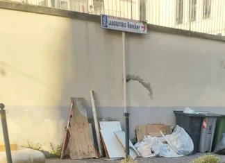 Marano, l’esterno della Amanzio è sempre una discarica. I dipenenti di Aktis (video) costretti a pulire da soli la strada a ridosso della struttura