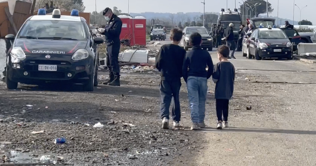 Blitz al campo rom di Giugliano: vasta operazione delle forze dell’ordine, atteso il bilancio