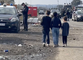 Blitz dei carabinieri nel campo rom di Giugliano: tutti gli alloggi rubavano energia elettrica