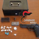 Varcaturo: vola cassetta di sicurezza dal balcone. Dentro droga. In casa anche 41 proiettili. Carabinieri arrestano una 46enne.