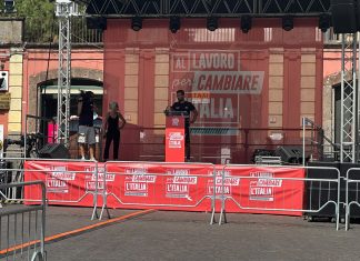 Napoli. Il campo largo si riunisce in piazza del Gesù, ma esplode la protesta dei commercianti: “Ci impediscono di lavorare”