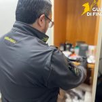 Napoli, parrucchiere trasformato in studio abusivo per tatuaggi e piercing: due denunciati, sequestrati 2.900 prodotti