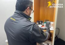 Napoli, parrucchiere trasformato in studio abusivo per tatuaggi e piercing: due denunciati, sequestrati 2.900 prodotti