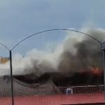 Maxi incendio (video) nell’area giochi privata di fronte a Villa dei Fiori a Mugnano: sul posto i Vigili del fuoco