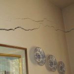 Terremoto, Marano, uomo si lancia dal balcone durante la scossa. Danni in alcune case di via Marano-Pianura