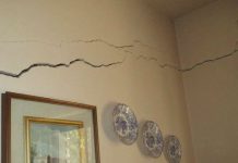 Terremoto, Marano, uomo si lancia dal balcone durante la scossa. Danni in alcune case di via Marano-Pianura