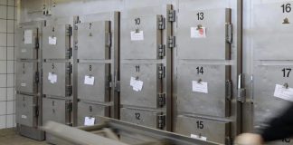 Medico dichiara morto un bimbo di 18 mesi, ma il piccolo si risveglia dopo 6 ore nella cella frigorifera dell’obitorio