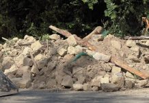 Terremoto, Marano vive minuti di paura: uomo si lancia dal balcone durante la scossa. Crolla un costone a Pozzuoli