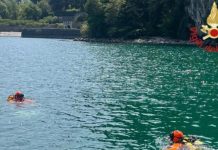 Un’altra tragedia al Lago di Como, turista olandese si tuffa per salvare il figlio in difficoltà e annega: in corso le ricerche