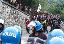 No Tav, centinaia di incappucciati assaltano cantiere: oltre 60 feriti tra le forze dell’ordine