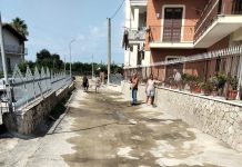 Marano-Quarto, ancora problemi alle vasche: cittadini al lavoro per ripulire la strada
