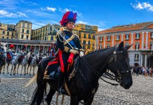 Napoli: i carabinieri a cavallo presidiano la Villa Floridiana