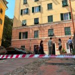 Accoltella la sorella, poi muore precipitando dalla finestra