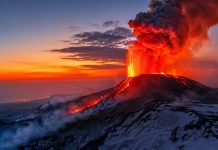 ETNA IN ERUZIONE, CENERI FINO A MALTA
