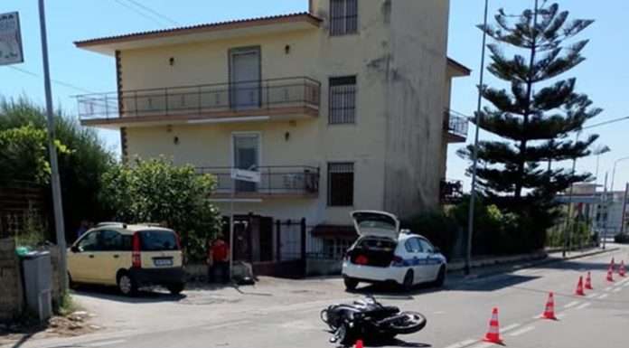 Marano, incidente grave tra Castel Belvedere e la Rotonda Maradona: scooter contro auto, conducente in codice rosso
