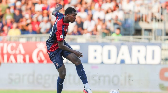 Il calciatore del Cagliari Yael Trepy è ricoverato in terapia intensiva dopo un incidente in piscina