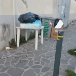 MARANO, INGOMBRANTI E RIFIUTI: VIA EDIFICIO SCOLASTICO, OMERTA’ E DEGRADO, TUTTI SANNO MA NESSUNO VUOLE INTERVENIRE