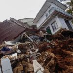 Terremoto di magnitudo 7.7 in Indonesia, edifici crollati e allerta tsunami. Decine di morti