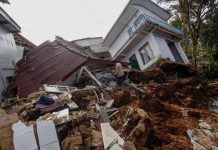 Terremoto di magnitudo 7.7 in Indonesia, edifici crollati e allerta tsunami