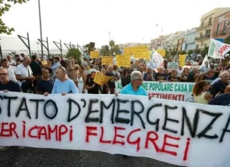 Pozzuoli, gli sfollati in corteo: “Vogliamo lo stato di emergenza”. Ma Fico e la sua maggioranza nicchiano ancora