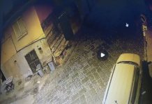 ESCLUSIVA MARANO, GETTA I RIFIUTI DALLA MOTO (VIDEO): INCASTRATO DALLE TELECAMERE E SANZIONATO DALLA MUNICIPALE