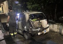 Marano, in fiamme l’auto di un giovane affetto da disabilità. Il proprietario: “me l’hanno distrutta perché do fastidio e chiedo solo di liberare lo stallo riservato”