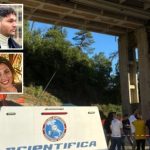 Ferma l’auto sul cavalcavia dell’A1, vede arrivare i poliziotti e spinge nel vuoto l’ex compagna. Poi si getta anche lui. Lei poco prima aveva chiesto aiuto