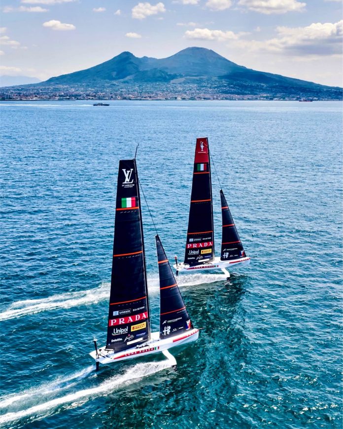 Luna Rossa nel Golfo di Napoli (1)