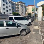 Marano, madre cade con il figlio di due anni: marciapiede occupato dalle auto