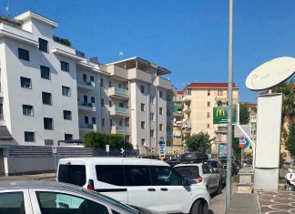 Marano, madre cade con il figlio di due anni: marciapiede occupato dalle auto