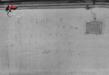 Napoli: “Il tempo è scaduto… vi uccido”. Gli atti persecutori, le aggressioni e la scritta sul muro. Carabinieri arrestano 44enne