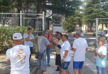 Operai Ambiente Marano in protesta al Comune: stipendi ancora incerti, sindacati sul piede di guerra. Resta lo stallo sulla gestione dei rifiuti
