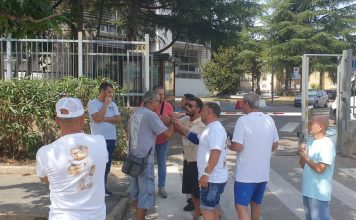 Operai Ambiente Marano in protesta al Comune: stipendi ancora incerti, sindacati sul piede di guerra. Resta lo stallo sulla gestione dei rifiuti