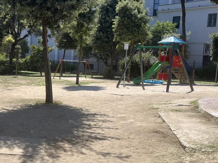 Parco Mascagna, giostrine su terra battuta ed esposte al sole